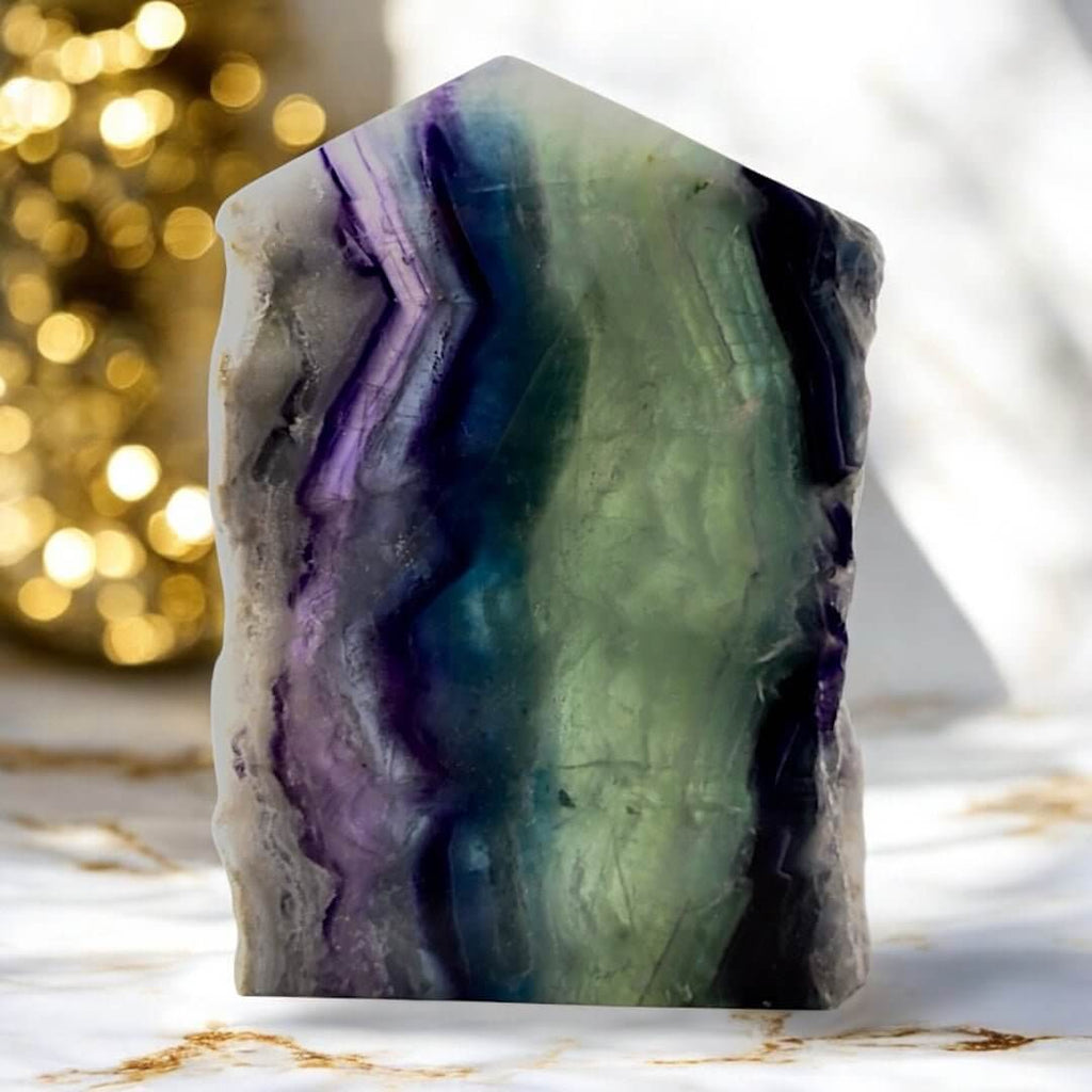 Dreifarbiger Fluorit Obelisk – Naturjuwel für Wohnräume und Sammlungen