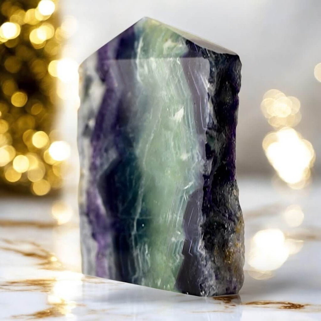 Dreifarbiger Fluorit Obelisk – Naturjuwel für Wohnräume und Sammlungen