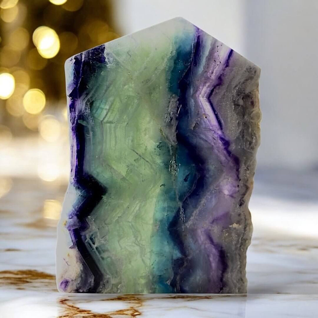 Dreifarbiger Fluorit Obelisk – Naturjuwel für Wohnräume und Sammlungen