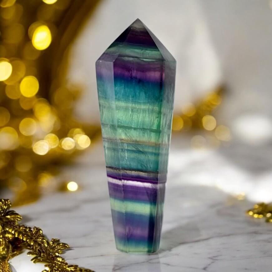 Dreifarbiges Fluorit-Zepter – dekoratives Steinobjekt mit intensiver Farbwirkung