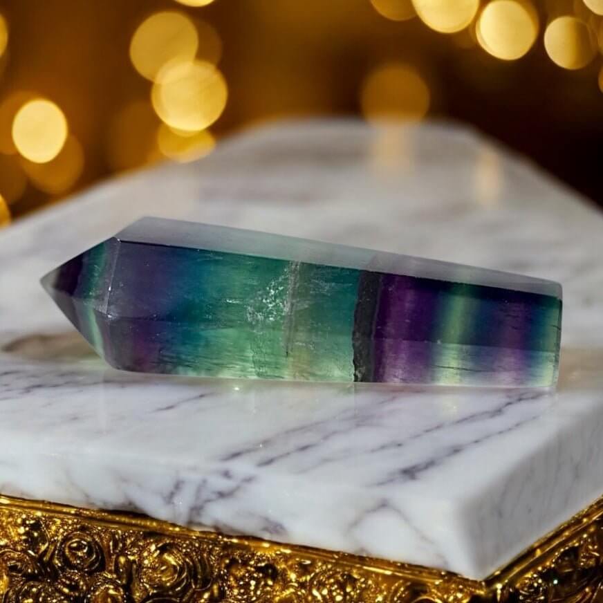 Dreifarbiges Fluorit-Zepter – dekoratives Steinobjekt mit intensiver Farbwirkung