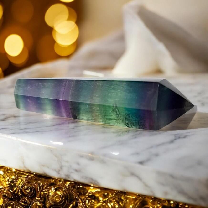 Dreifarbiges Fluorit-Zepter – dekoratives Steinobjekt mit intensiver Farbwirkung