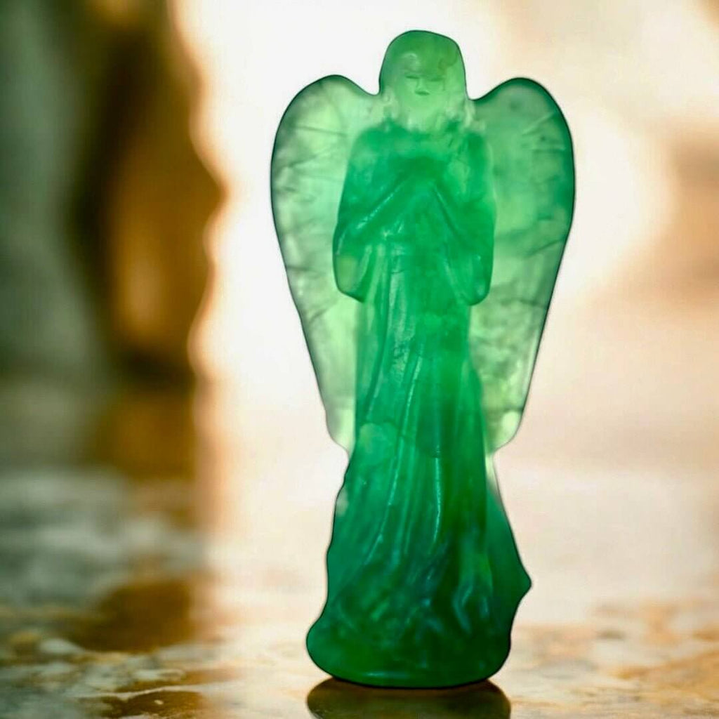 Grüner Fluorit Engel – Zartes Kristallobjekt für friedvolle Dekoration