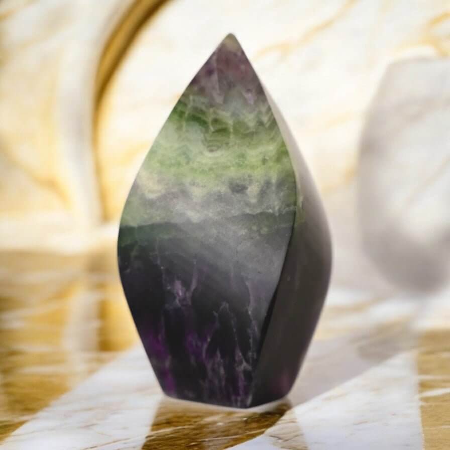 Farbintensive Flamme aus Fluorit – Ausdrucksstarkes Naturjuwel für Sammler und Dekoration