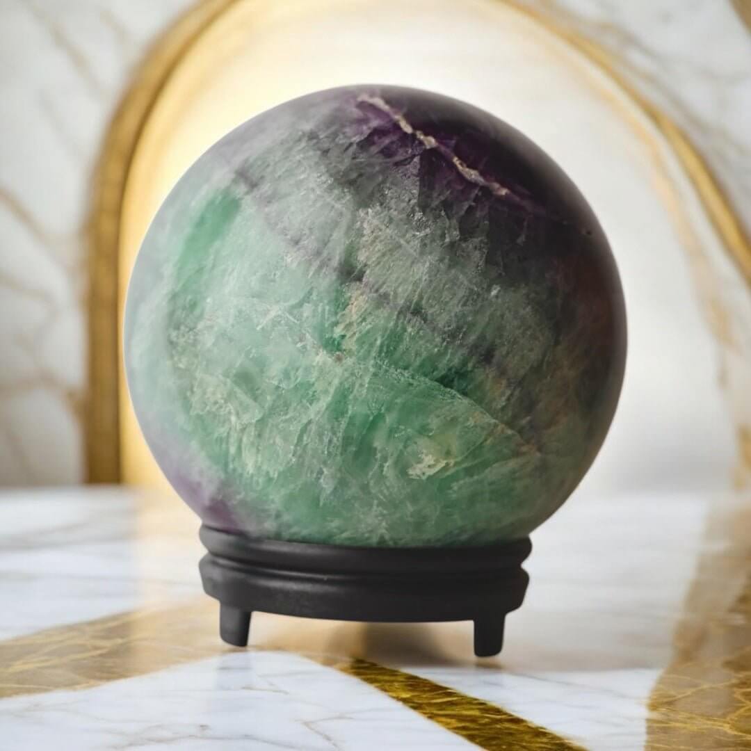 Fluorit Kugel in kräftigem Grün und Lila – dekoratives Highlight für Zuhause