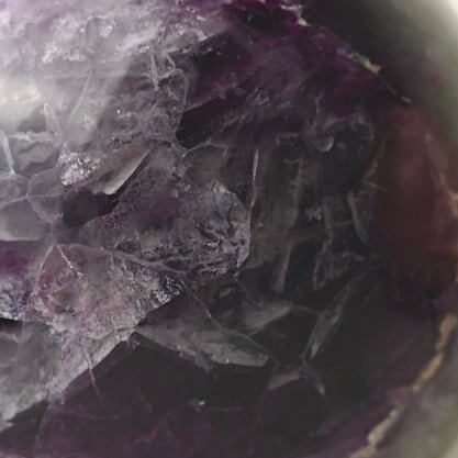 Fluorit Kugel in kräftigem Grün und Lila – dekoratives Highlight für Zuhause