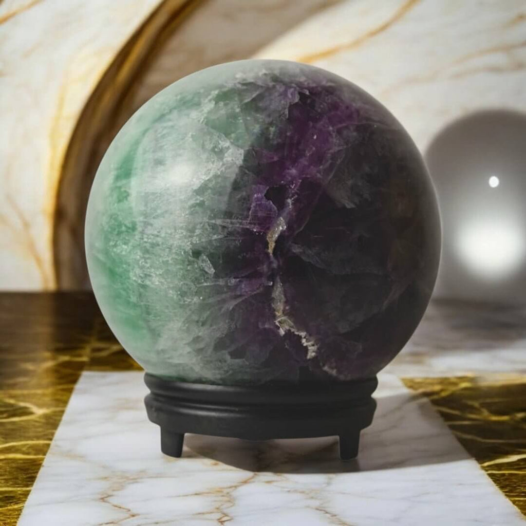 Fluorit Kugel in kräftigem Grün und Lila – dekoratives Highlight für Zuhause
