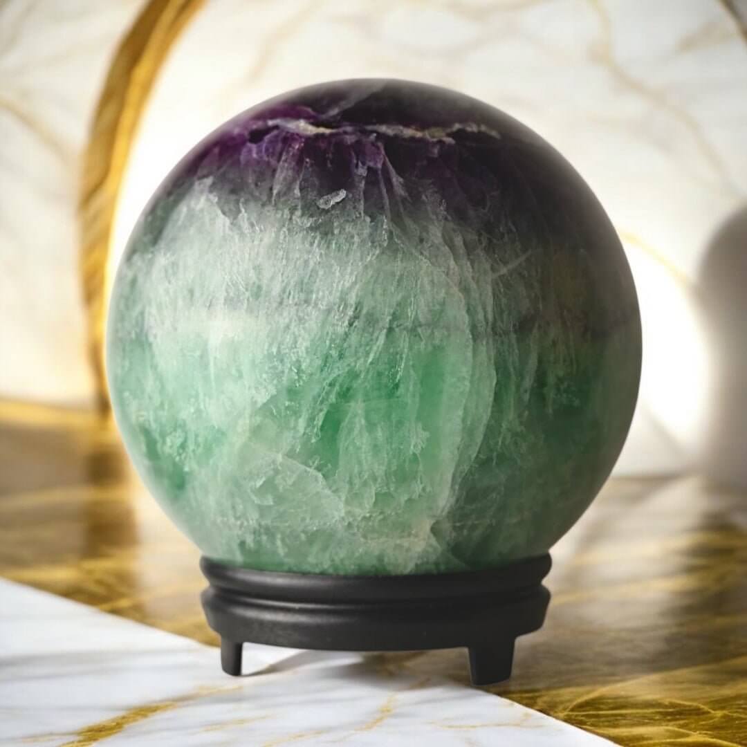 Fluorit Kugel in kräftigem Grün und Lila – dekoratives Highlight für Zuhause