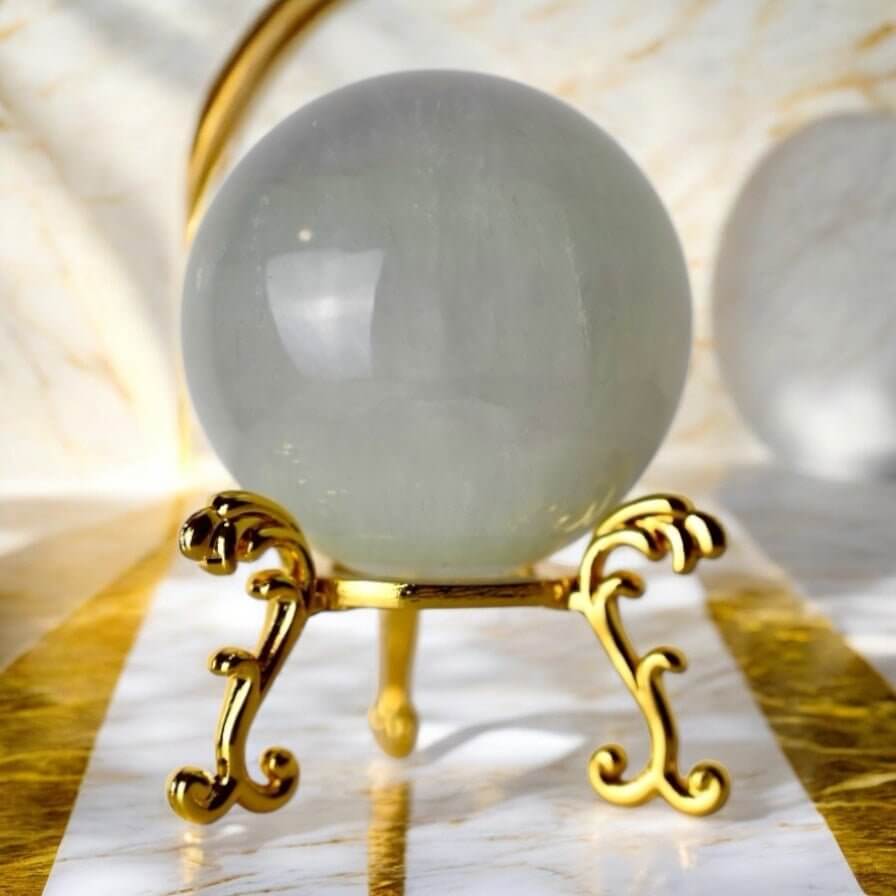 Eisblau schimmernde Fluorit Kugel – kühle Eleganz aus der Natur