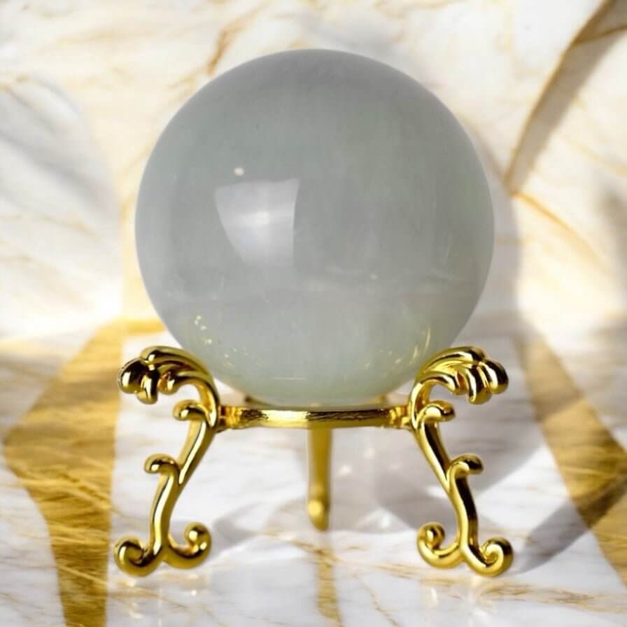 Eisblau schimmernde Fluorit Kugel – kühle Eleganz aus der Natur