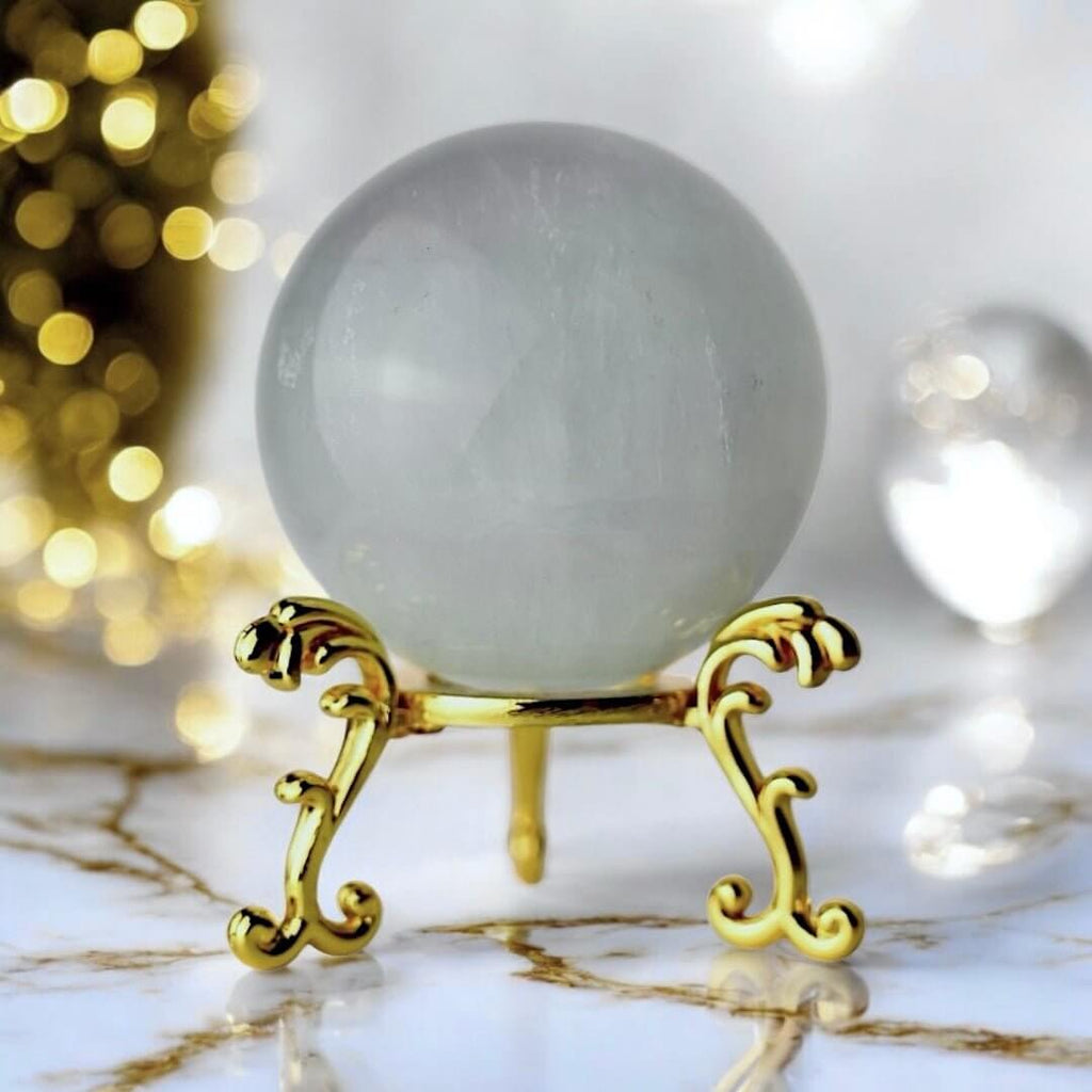 Eisblau schimmernde Fluorit Kugel – kühle Eleganz aus der Natur