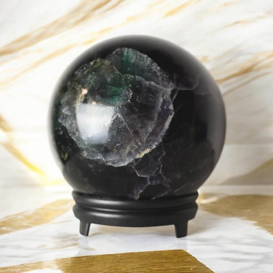 Große dunkle Fluorit Kugel – faszinierende Grün-Lila-Mischung