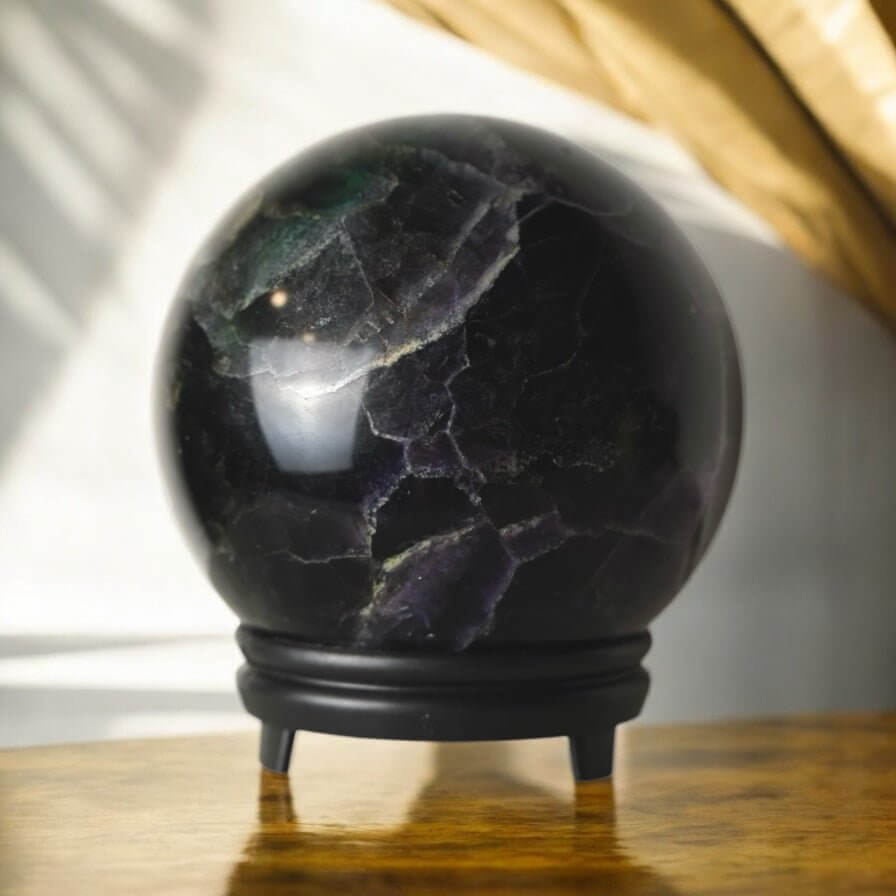 Große dunkle Fluorit Kugel – faszinierende Grün-Lila-Mischung