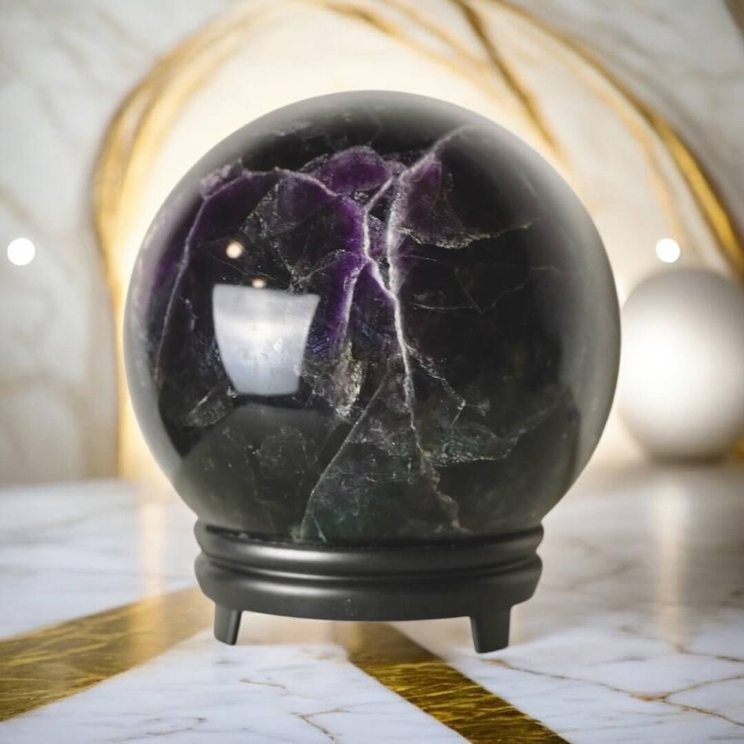 Große dunkle Fluorit Kugel – faszinierende Grün-Lila-Mischung