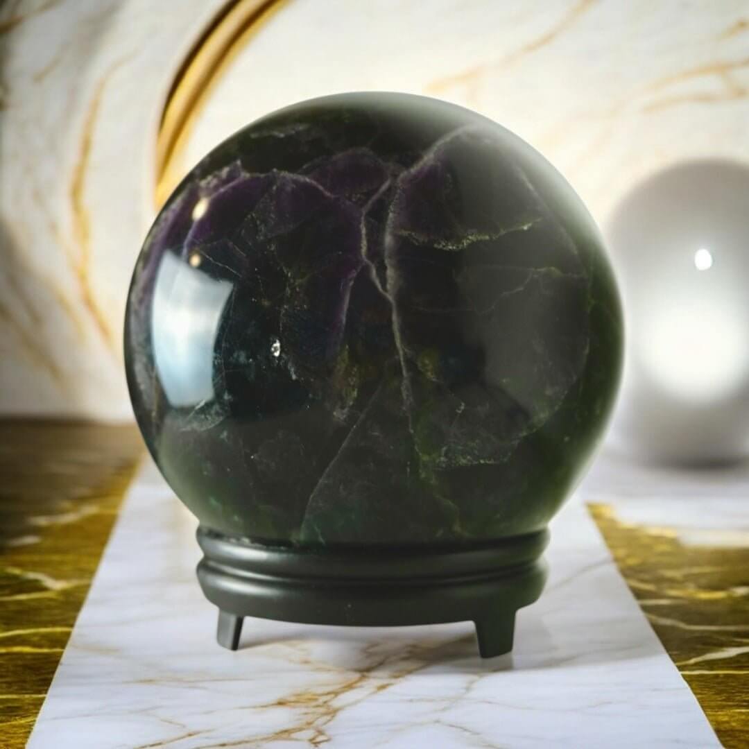 Große dunkle Fluorit Kugel – faszinierende Grün-Lila-Mischung