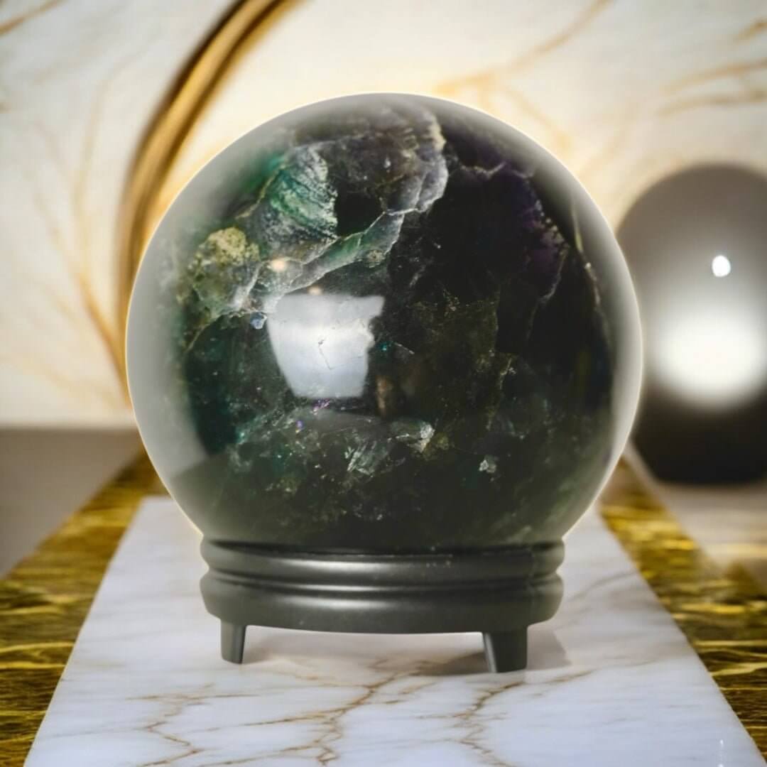 Große dunkle Fluorit Kugel – faszinierende Grün-Lila-Mischung
