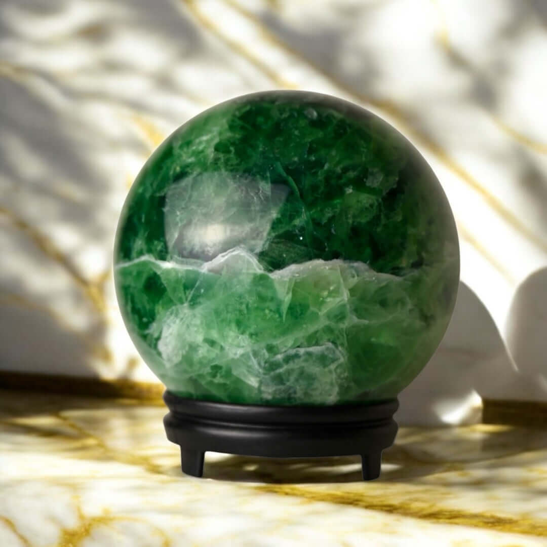 Große grüne Fluorit Kugel – faszinierendes Sammlerstück aus der Natur