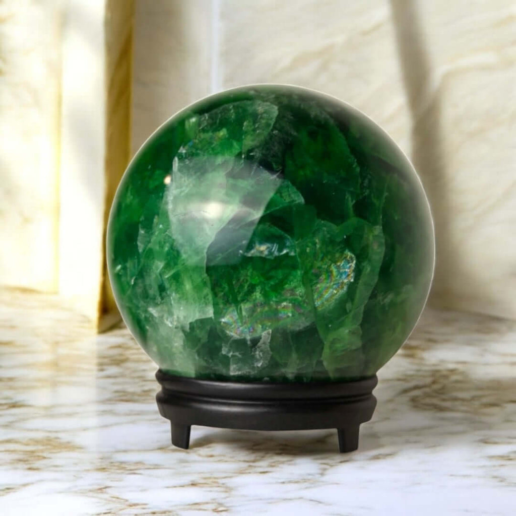 Große grüne Fluorit Kugel – faszinierendes Sammlerstück aus der Natur