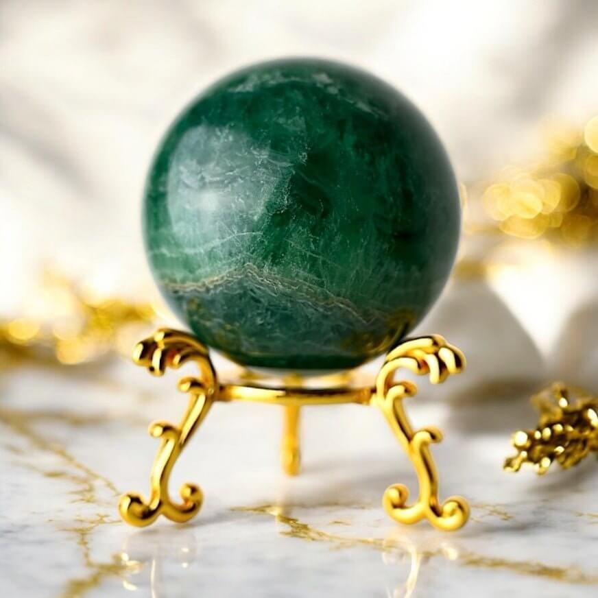 Fluorit Kugel in sattem Grün – harmonisches Dekorstück