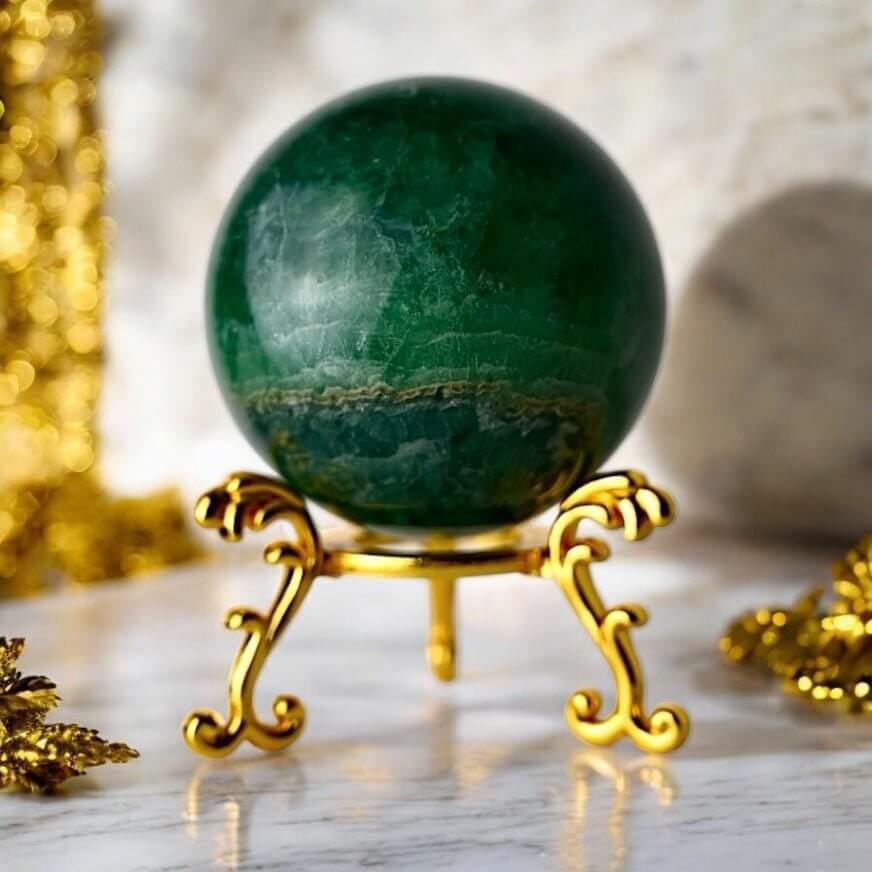 Fluorit Kugel in sattem Grün – harmonisches Dekorstück