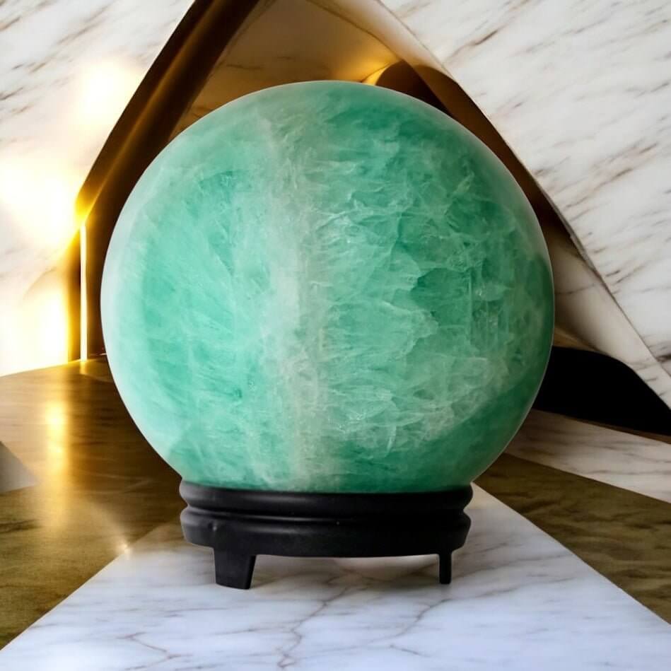 Große Fluorit Kugel – intensive grüne Farbakzente für Wohnräume