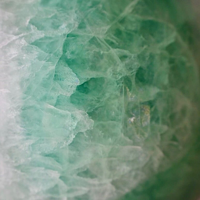 Große Fluorit Kugel – intensive grüne Farbakzente für Wohnräume