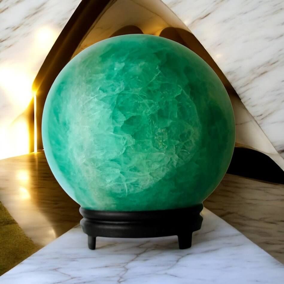 Große Fluorit Kugel – intensive grüne Farbakzente für Wohnräume