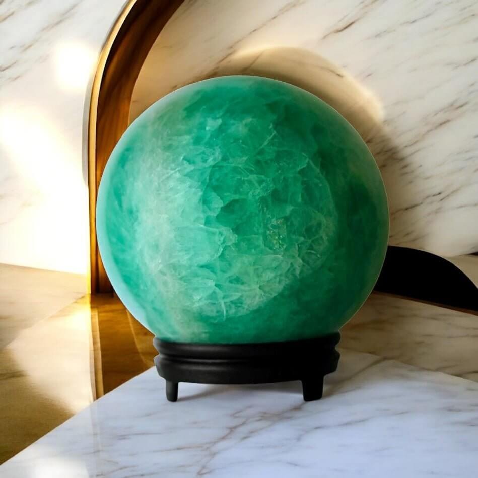 Große Fluorit Kugel – intensive grüne Farbakzente für Wohnräume