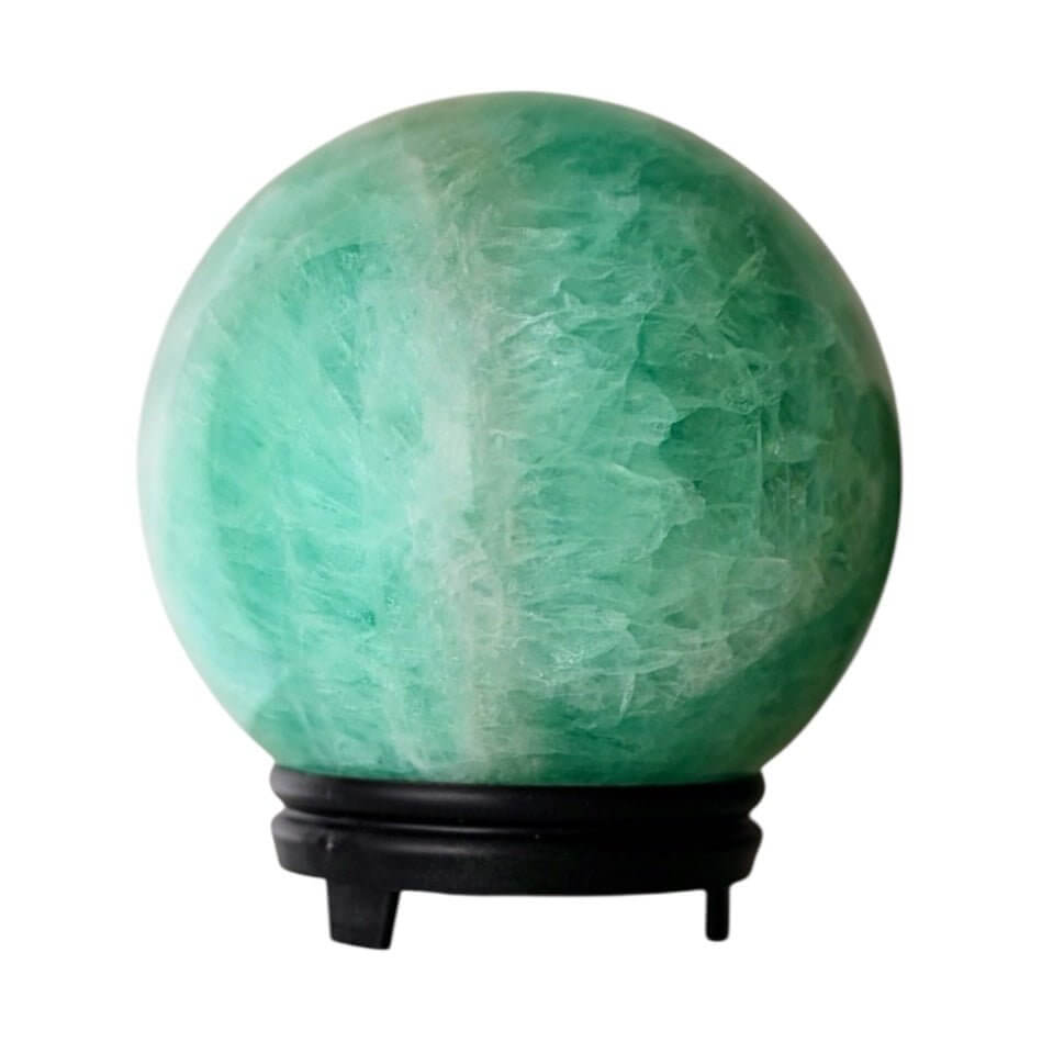Große Fluorit Kugel – intensive grüne Farbakzente für Wohnräume