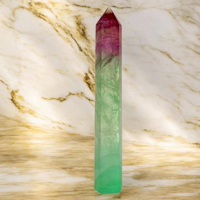 Fluorit Obelisk in kräftigen Farbtönen – stilvolles Edelstein-Highlight