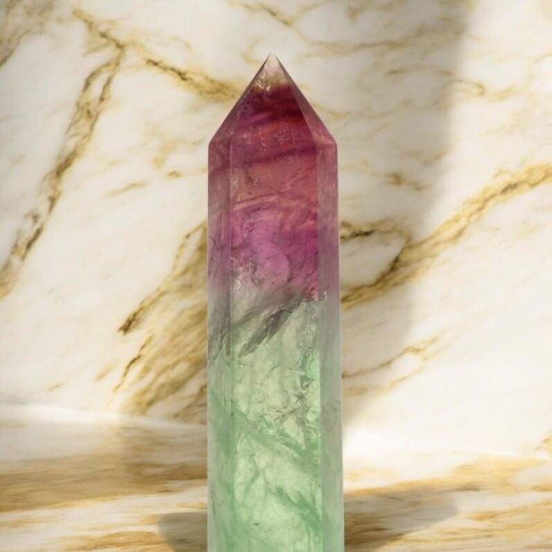 Fluorit Obelisk in kräftigen Farbtönen – stilvolles Edelstein-Highlight