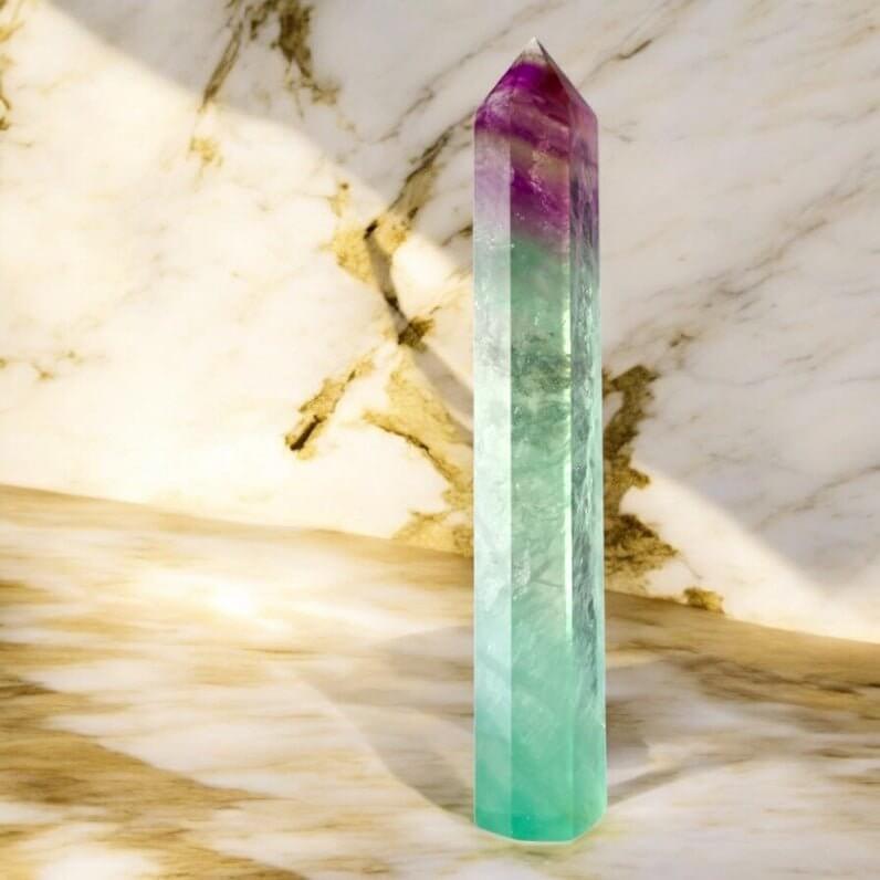 Fluorit Obelisk in kräftigen Farbtönen – stilvolles Edelstein-Highlight