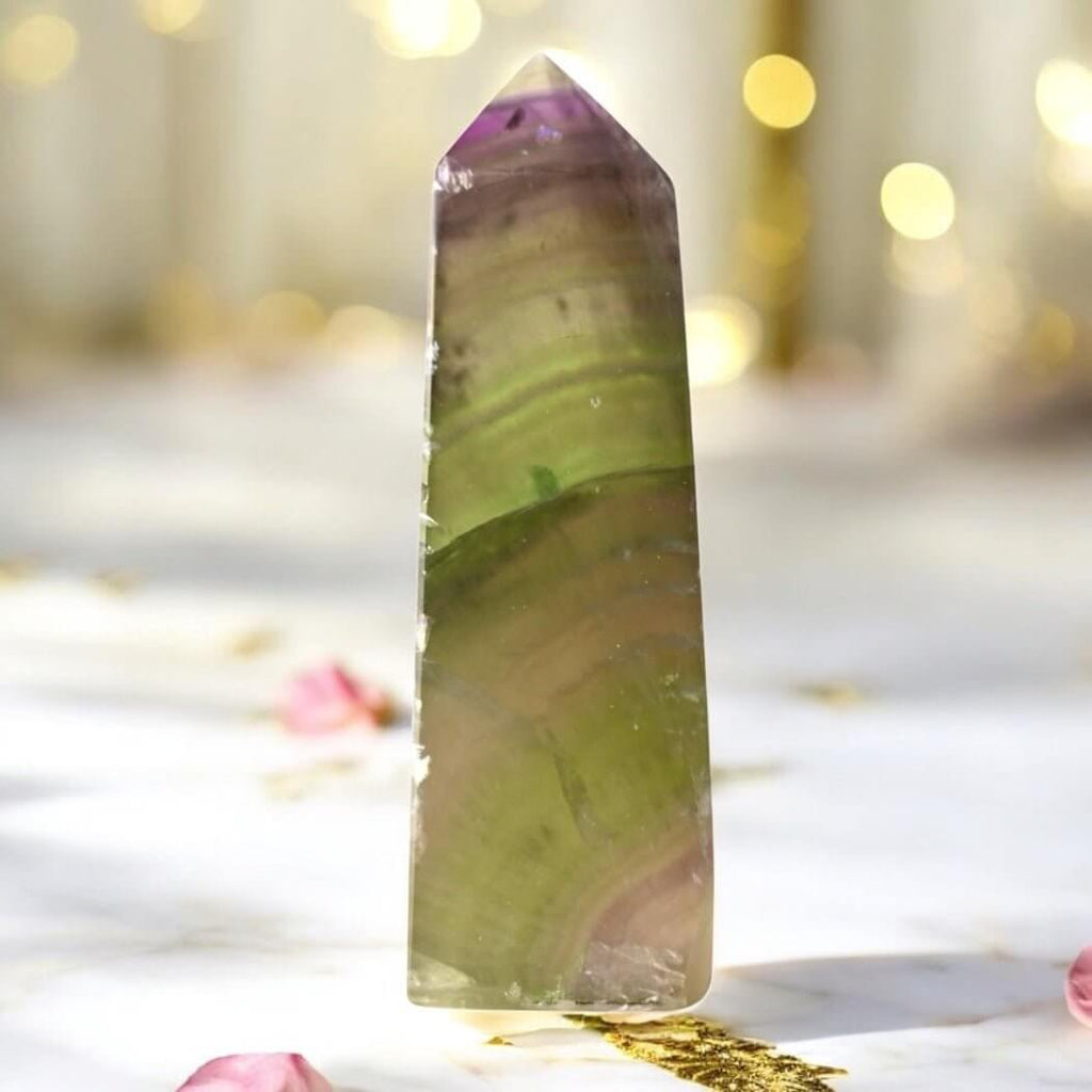 Natürlicher Fluorit Obelisk – dekoratives Highlight in intensiven Farbtönen