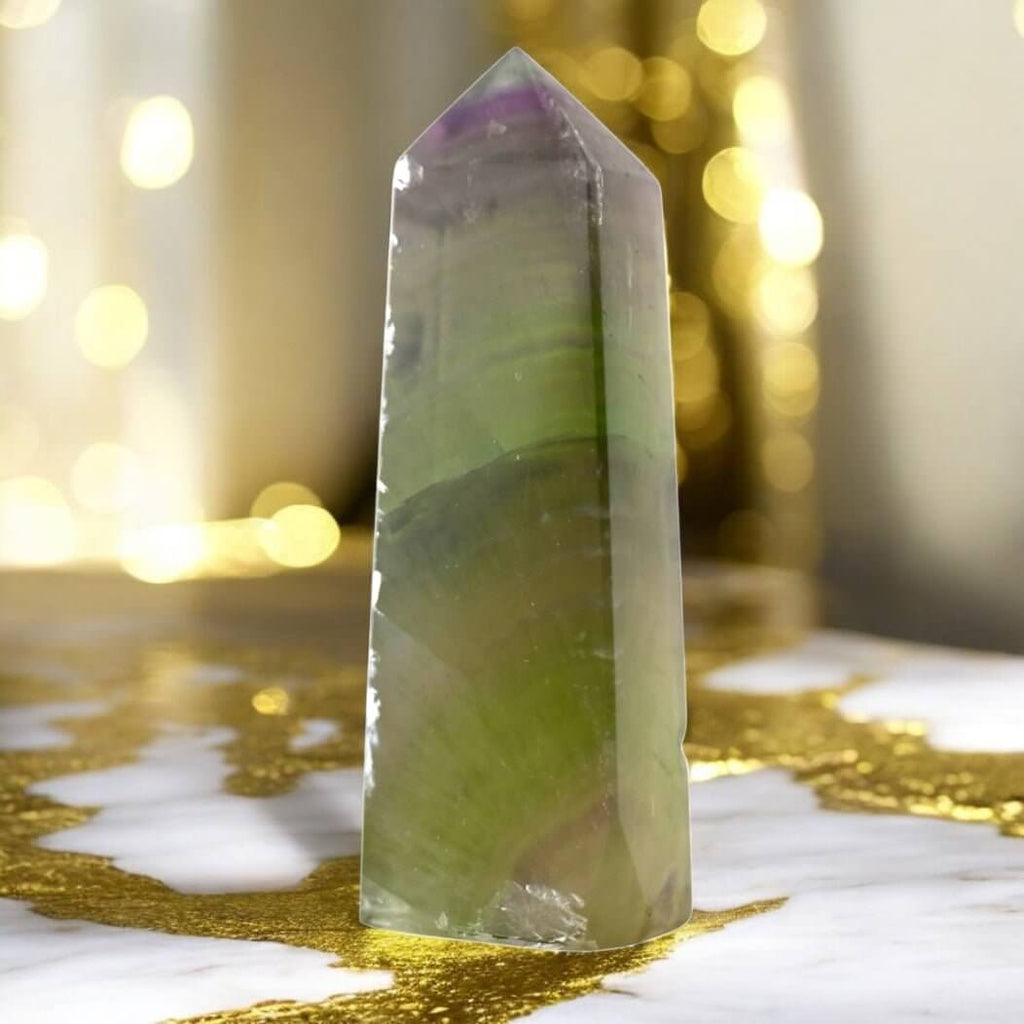 Natürlicher Fluorit Obelisk – dekoratives Highlight in intensiven Farbtönen