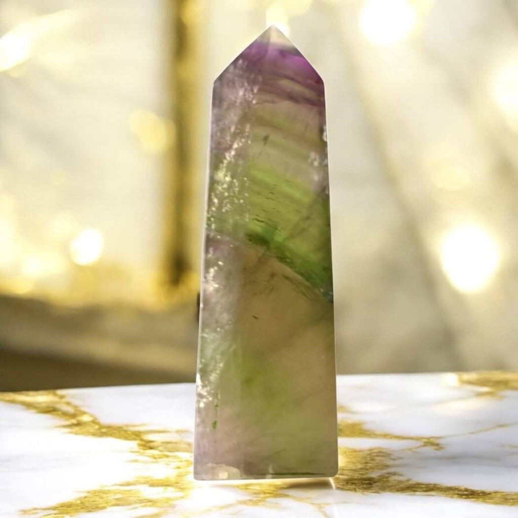 Natürlicher Fluorit Obelisk – dekoratives Highlight in intensiven Farbtönen