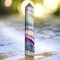 Fluorit Obelisk – elegantes Naturjuwel mit intensiver Farbwirkung