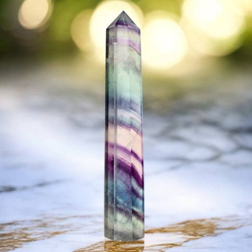 Fluorit Obelisk – elegantes Naturjuwel mit intensiver Farbwirkung