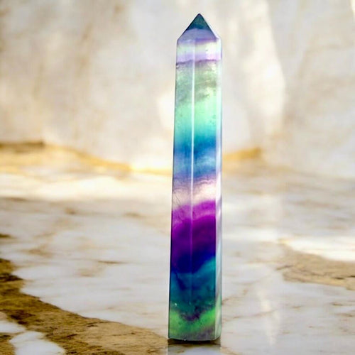 Fluorit Obelisk – elegantes Naturjuwel mit intensiver Farbwirkung