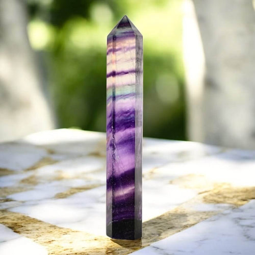 Natürlicher Fluorit Obelisk – faszinierende Struktur und lebendige Farben