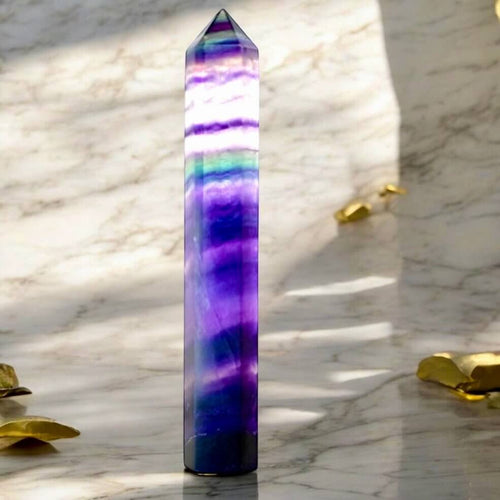Natürlicher Fluorit Obelisk – faszinierende Struktur und lebendige Farben