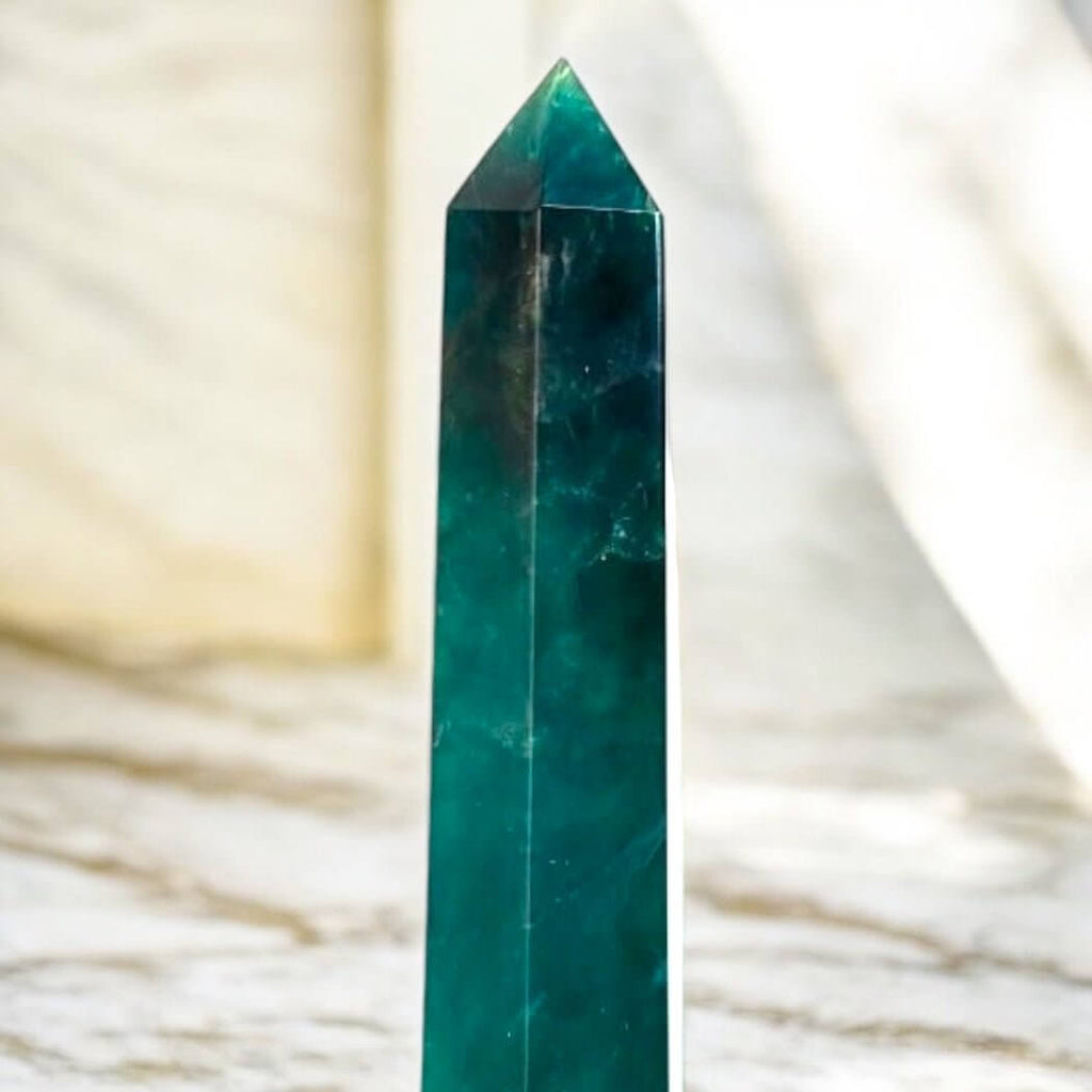 Natürlicher Fluorit Obelisk in Grün – harmonisches Highlight für Wohnräume