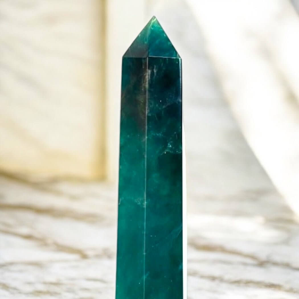 Natürlicher Fluorit Obelisk in Grün – harmonisches Highlight für Wohnräume