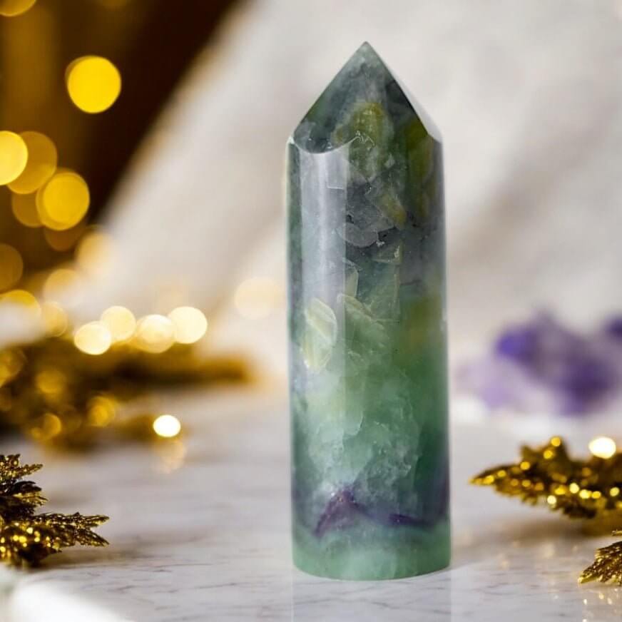 Runder Fluorit Obelisk – kraftvolles Dekorstück mit intensiver Farbstruktur