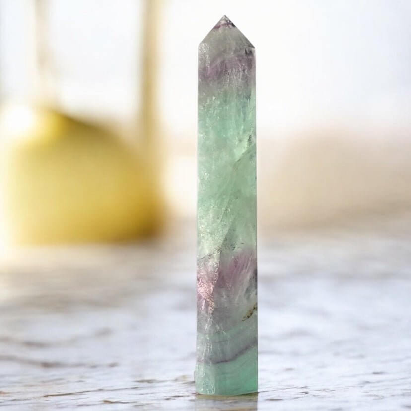 Fluorit Obelisk – markantes Dekorstück mit faszinierender Farbstruktur