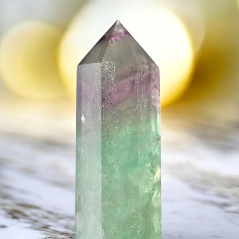 Fluorit Obelisk – markantes Dekorstück mit faszinierender Farbstruktur
