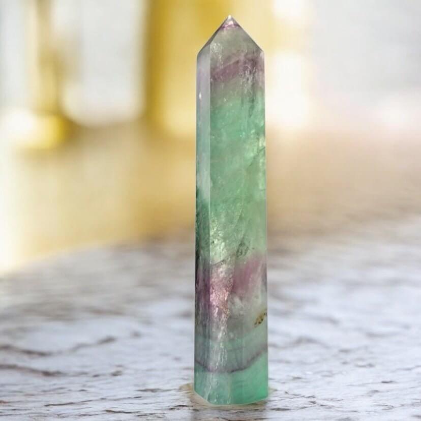 Fluorit Obelisk – markantes Dekorstück mit faszinierender Farbstruktur