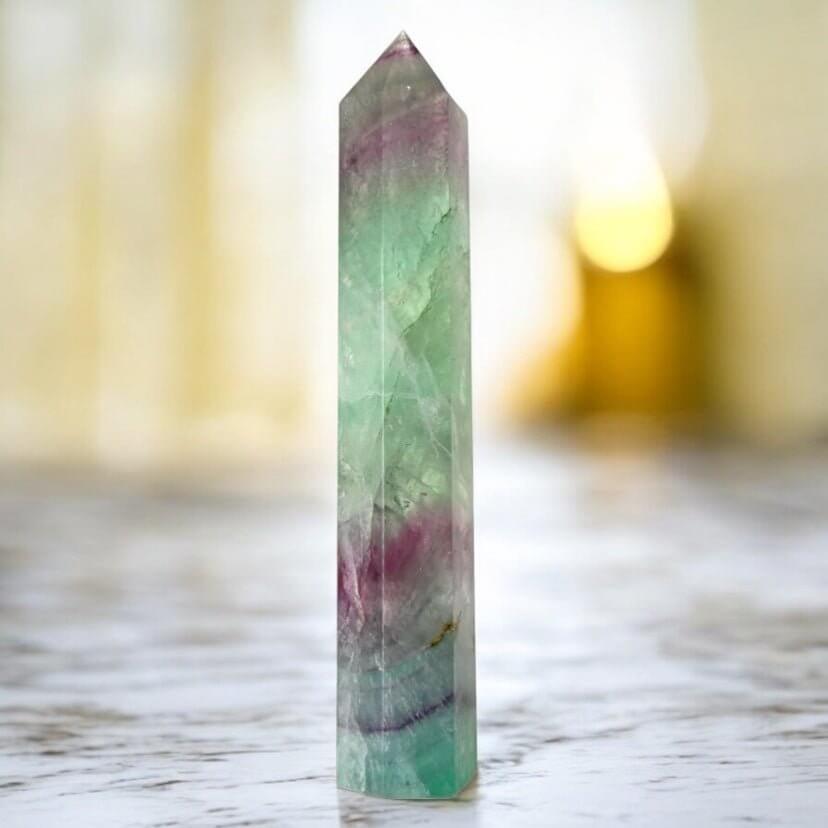 Fluorit Obelisk – markantes Dekorstück mit faszinierender Farbstruktur