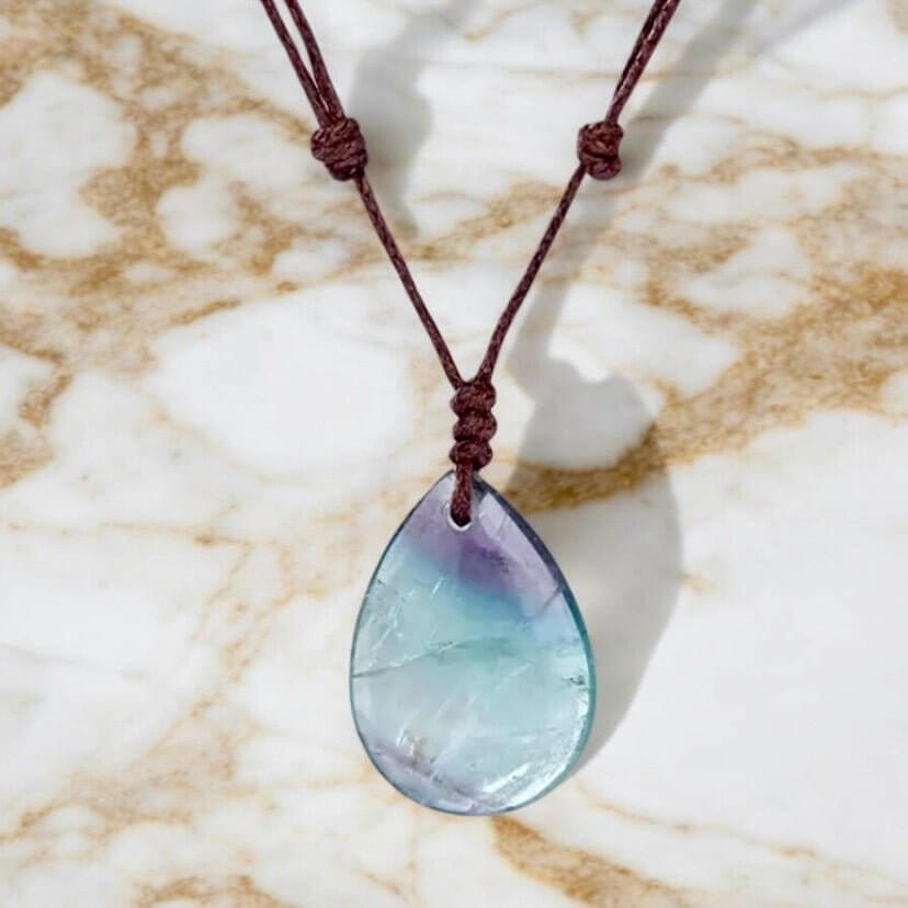 Verstellbare Halskette mit tropfenförmigem Fluorit