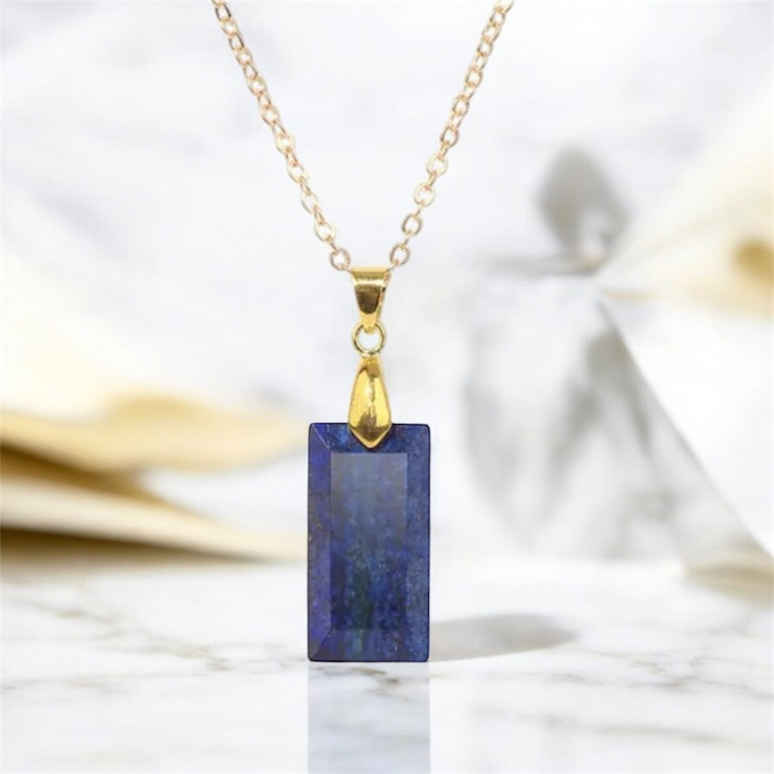 Goldene Kette mit geschliffenen Lapislazuli-Anhänger