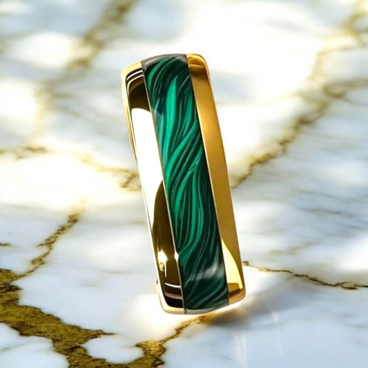 Goldener Ring mit Malachit-Grün-Design – elegantes Schmuckstück für ausdrucksstarke Akzente